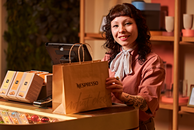 Chica con bolsa de nespresso